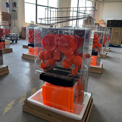 BKN-2000EH orange juicer showing automatic citrus squeezing mechanism behind the clear cover